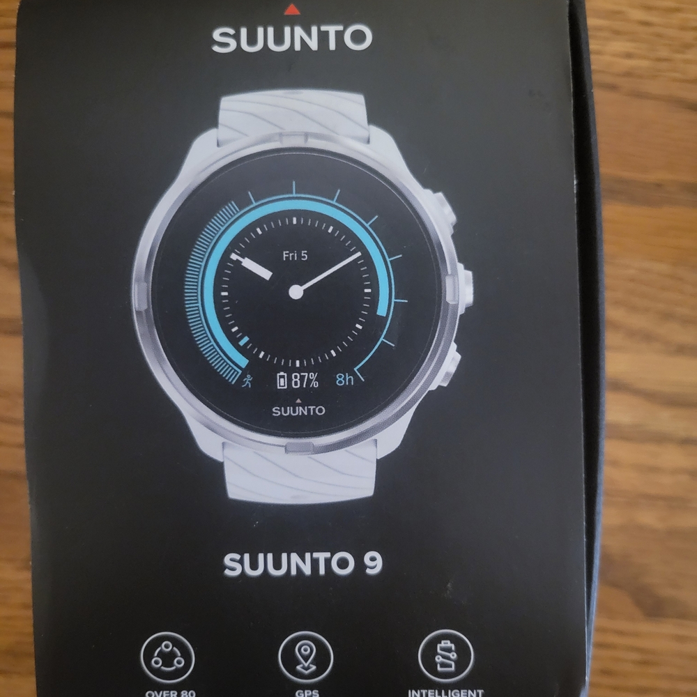 Suunto White Smartwatch with Circular Display and Fitness Tracking